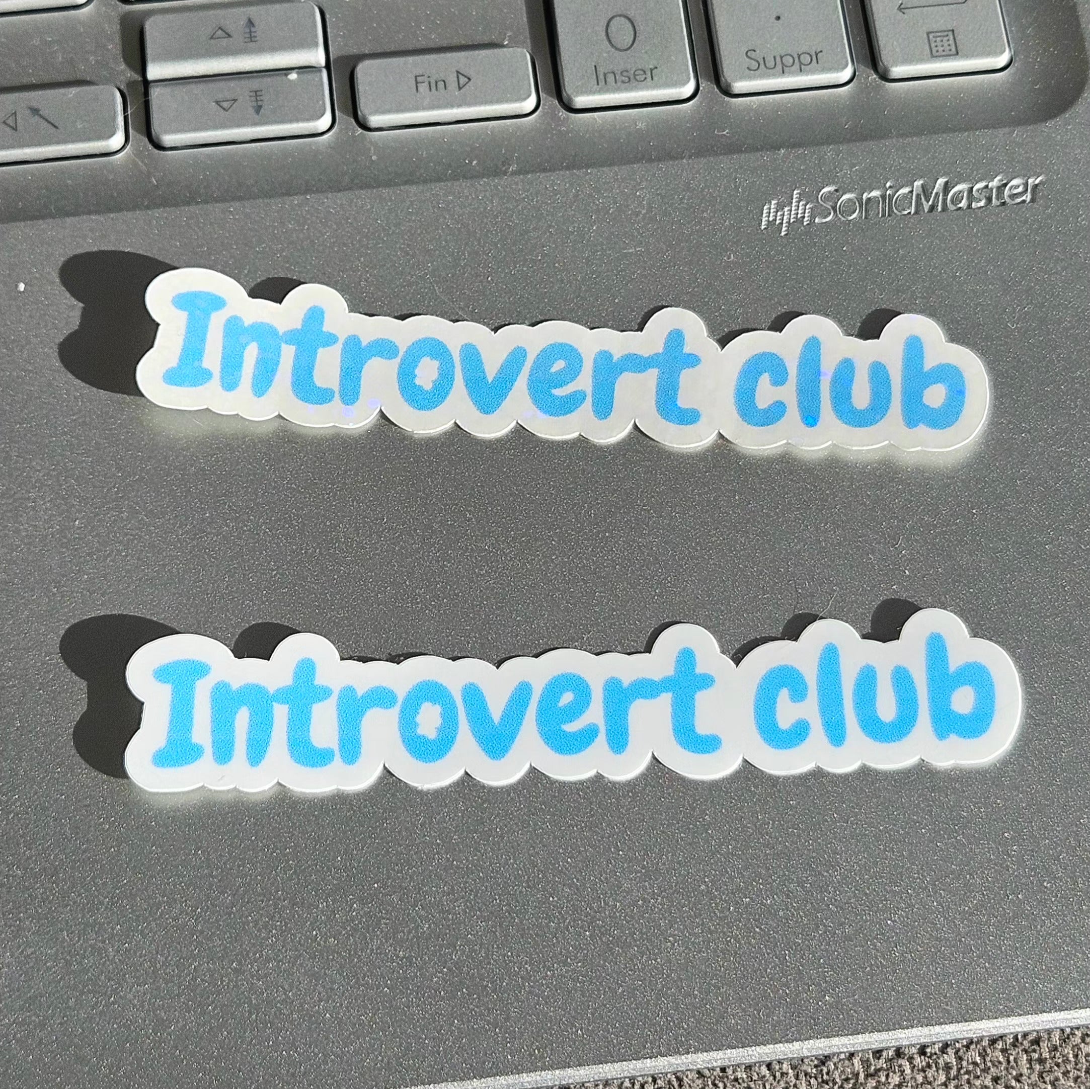 Stickers Introvert club en vinyle brillant ou holographique pailleté